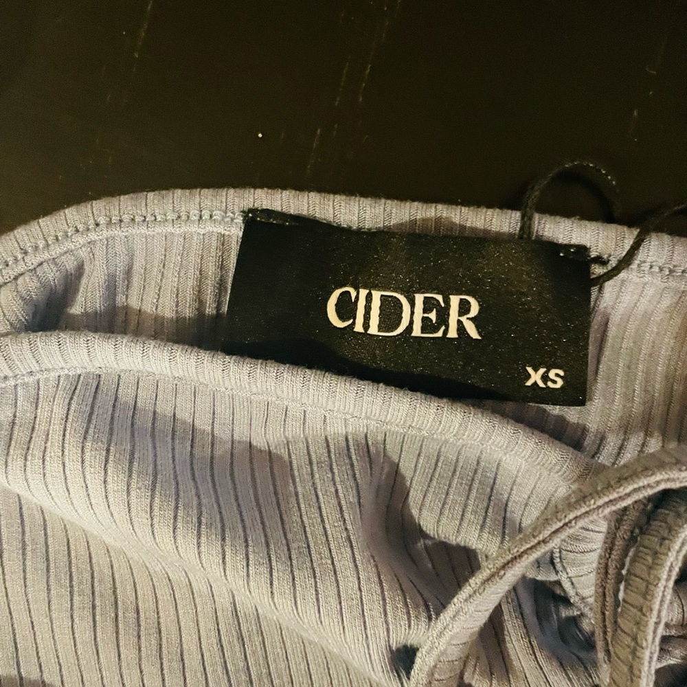 Solid Ruffle Knotted Rib Crop Tank Top - Picture 3 of 5